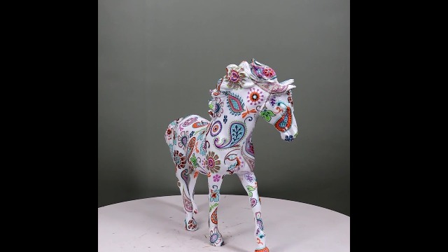 Estatua de caballo blanco con diseño Paisley multicolor 7.5 in miniatura 7