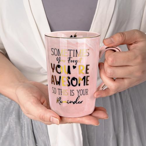 هدايا عيد ميلاد للنساء، كوب قهوة مطبوع عليه "Sometimes You Forget You're Awesome"، هدية مدروسة ملهمة لها، زميلة في العمل في العمل، كوب بطبعة رخامية بينك ذهبية سعة 414 مل مع غطاء وملعقة وبطاقة وصندوق