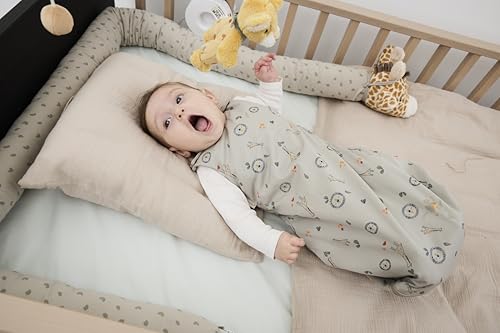 Sterntaler Babyschlafsack 44cm Giraffe & Löwe – Alloverdruck, Hydrocool-Futter, leichte Wattierung – Zwei-Wege-Reißverschluss, Druckknöpfe & Kabelöffnung - 1,50 TOG – Baby und Kleinkind Schlafsack