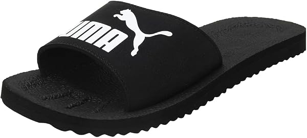 Nahaufnahme der PUMA PURECAT Slides, die das geformte Fußbett und das weiche Material des Riemens zeigen.