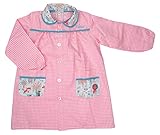 Modelo cute animals, confeccionado en vichy de poliéster rosa. Bolsillos y cuello en tela algodón 100% con divertido estampado de dibujo de animales y detalles en celeste. NOTA: la tela estampada tiene impresos diferentes dibujos, los cuales no se pueden escoger, son aleatorios.