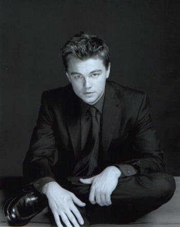 Amazon ブロマイド写真 レオナルド ディカプリオ スーツでかっこ良く見つめる 白黒 ノーブランド品 アイドル 芸能人グッズ 通販