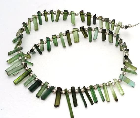 Tourmaline rough stone verte en perles batons de qualite superieure, fil E0969
