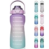 MARCADOR DE TIEMPO Y ESCALA DE CAPACIDAD - Esta botella de agua cuenta con un marcador de tiempo único, una cita inspiradora y una escala de capacidad en el exterior, esta botella de agua es ideal para medir su ingesta diaria de agua, recordándole mantenerse hidratado y beber suficiente agua durante todo el día. La botella también cuenta con una amplia apertura para facilitar la limpieza y la adición de hielo.