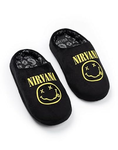 Nirvana Pantuflas negras unisex para niños con el logo | Calzado infantil con el nombre de la banda | Comodidad y facilidad de uso | Ideales para relajarse con temática musical | Ya disponible en tu tienda friki favorita! En mundofriki.es!