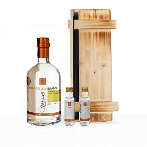 BONUM BONO Mirabellen Obstbrand Geschenkset, 1x 0,7L & 2 x 0,02 L, edle Holzkiste mit Mirabellenbrand, Apfelbrand, Birnenbrand, 40% Alkohol, 100% reiner Edelbrand, Schnaps Geschenk, Obstler Cover