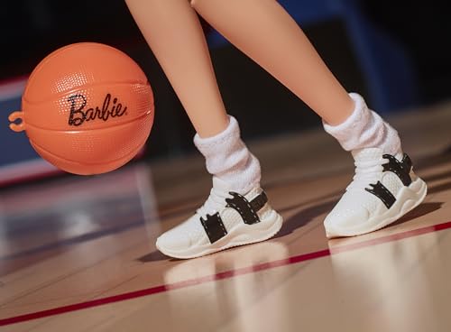 Muñeca Barbie Signature Sue Bird con balón de baloncesto miniatura 5