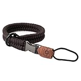 HANDGEFLOCHTEN: Jeder Kameragurt wird mit seinen Details von Hand geflochten, vernäht und auf Qualität geprüft. In Verbindung mit dem Leder-Badge hebst du dich von der Masse ab.