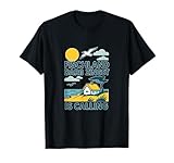 Fischland Darß Zingst is Calling – ein maritimes Design mit Reethaus, Windflüchter, Möwe und Meer. Perfekt für alle, die die Ostsee, Natur und Strand lieben. Dein Motiv für Urlaub, Sehnsucht und Sommerfeeling ! Perfekt auch als Geschenkidee !