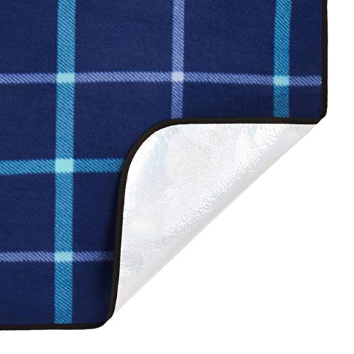 Amazon Basics Reisezubehör- Reisedecke mit wasserdichter Unterseite, 150 x 195 cm, Dunkelblaues Plaid