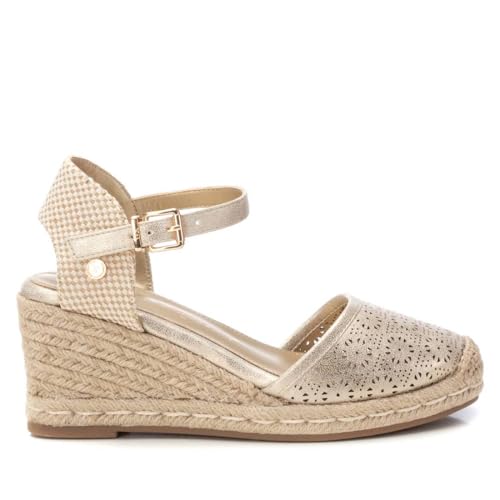 XTI - Sandalias con Cuña Mujer Oro - Calzado Cómodo y Versátil - Moda casual - Modelo 14384301 (Talla 39)