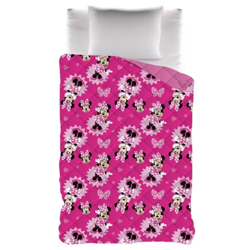 Porta allegria, colore e un tocco di magia Disney nella cameretta con la trapunta invernale di Minnie Mouse, perfetta per coccolare i più piccoli nelle notti più fredde. Calda, soffice e piena di stile, questa trapunta è ideale per chi ama la simpatia e l’eleganza intramontabile della dolce Minnie!
