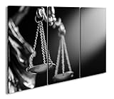 La balanza de la justicia: un símbolo de equilibrio en la misteriosa luz. Formato: 120 x 80 cm (3 piezas). Efecto: blanco y negro como lienzo de pared, diseño en marco de madera auténtica, impresión