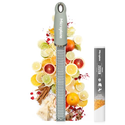 Microplane Zester Küchenreibe in Salbei-Grün für Zitrusfrüchte, Parmesan, Ingwer, Schokolade & Muskatnuss mit feiner Edelstahlklinge - Made in USA