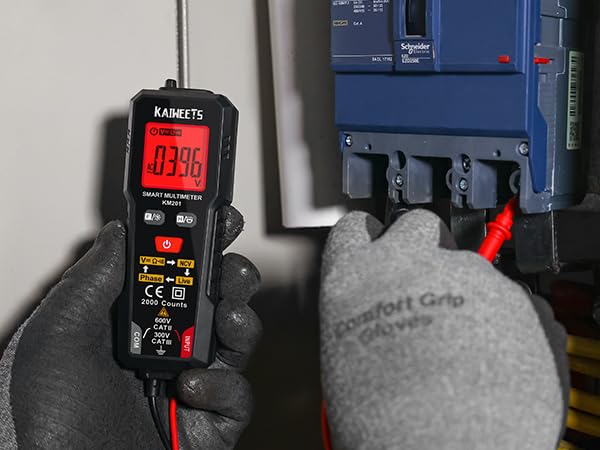 Multimetro che misura il volumetage on a circuit breaker