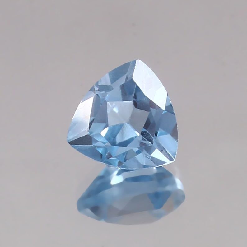 Gemme aigue-marine du Brésil 8 mm à facettes, la perfection du trillion