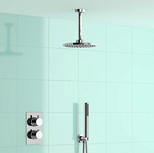 Salle de bains de luxe avec pomme de douche ronde en laiton thermostatique