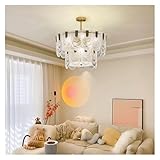 Realizzato con dettagli intti, il lampadario è caratterizzato da una splendida serie di cristalli che riflettono magnificamente la luce, creando un'atmosfera calda e accogliente.