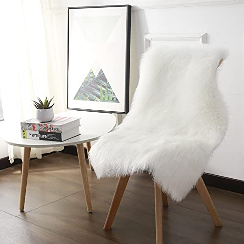 Cumay Faux Lammfell Schaffell Teppich 60 x 90 cm Lammfellimitat Teppich Longhair Fell Optik Nachahmung Wolle Bettvorleger Sofa Matte (Weiß)