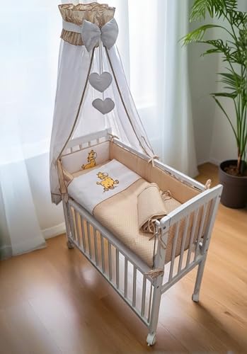 Beistellbett Baby 90x40 cm mit Matratze und 8-teiligem Bettwäscheset – höhenverstellbar, absenkbar, mit Rollen – Giraffe Beige – aus Holz – Komplettset Beistellbett Baby 90x40 cm mit Matratze und 8-teiligem Bettwäscheset – höhenverstellbar, absenkbar, mit Rollen – Giraffe Beige – aus Holz – Komplettset