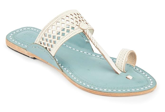 Khussa ethnique indien et chappal Kolhapuri en cuir, l'âme de l'artisanat aux pieds