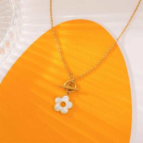 Collier pendentif fleurs blanches : fini les bijoux qui noircissent