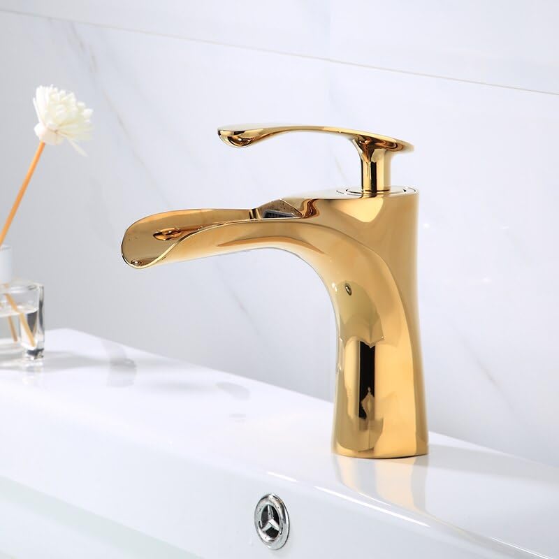 Mitigeur de lavabo en laiton doré pour une salle de bain moderne chic