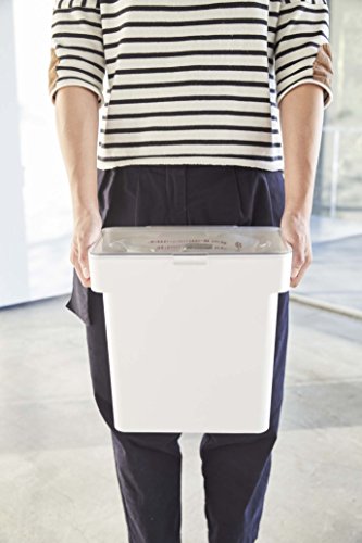 同じtowerシリーズの5kgサイズのライスストッカーですが、こちらは袋ごと保存できる縦長のデザインが特徴です。先ほどのライスストッカーと同様にパッキンでしっかり密閉できるので、湿気と酸化からお米をしっかり守って美味しさをキープできます。