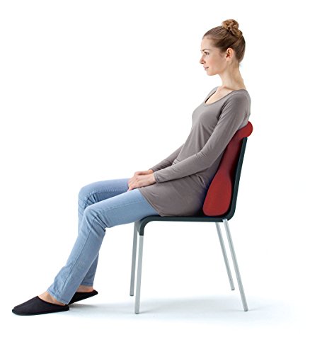 このように椅子の背に置いて使います。肉厚な生地は耐久性もあり、なめらかな触り心地にも癒されます。独特の形が背骨の形状を包み込み、ラクに座れますよ。