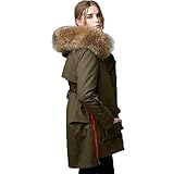 Dieser Parka im military Stil, ist mit einem wundervollen und großzügigen Seefuchs Pelzkragen ausgestattet. Er verfügt über ein herausknüpfbares Innenfutter, sodass du ihn auch super als Übergangsjacke, jedoch auch bei niedrigeren Temperaturen tragen kannst!