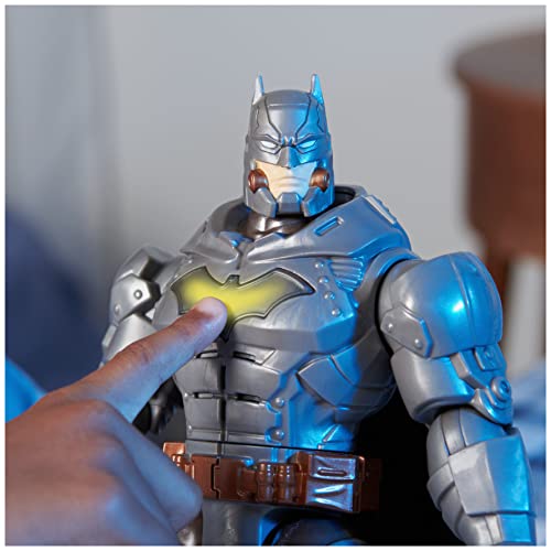 BATMAN DC COMICS - Figurine Batman Deluxe 30 Cm - Figurine Articulée Batman 30 Cm - Avec Effets Sonores Et Lumineux - 5 Accessoires - Créez Vos Aventures Et Combats - Jouet Enfant 3 Ans Et +