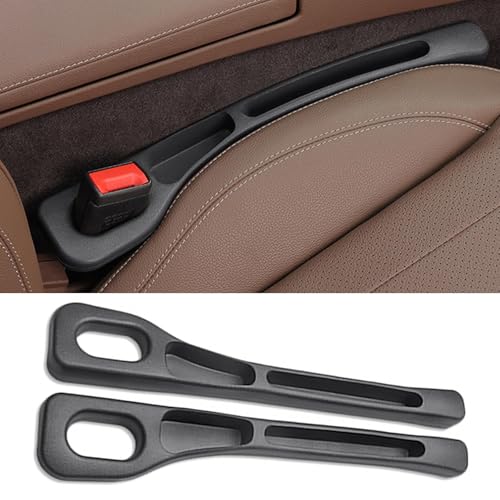 Facile da Installare: Bastano pochi secondi per installare il coprisedile per auto nello spazio tra il sedile e la console centrale. Questo garantisce una vestibilità sicura e non scivola facilmente. I fori della cintura di sicurezza rimangono liberi e non interferiscono con la cintura di sicurezza