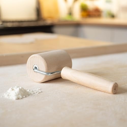 Foto von KADAX zylindrischer Nudelholz mit Griff, Pizzarolle, Eckenroller, T-Form, Teigroller, Nudelroller für eckige Backformen, Rollstab, Backblechroller (W: 8,3 cm, Holz)