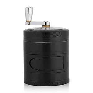 Keukenkruidenmolen, handmatig aangedreven keukenmolen van zinklegering met kruiden en specerijen en zwengelgreep.