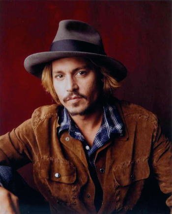 Amazon.co.jp: ブロマイド写真☆ジョニー・デップ/帽子&背景赤/アップ