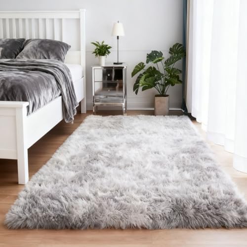 Tapis à poils courts gris clair pour réchauffer l'ambiance de votre salon