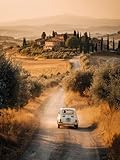 WARMES LICHTSPIEL: Die goldenen Töne der Toskana treffen auf weiches Abendlicht und schaffen ein Gefühl von Sommer, Ruhe und Nostalgie.