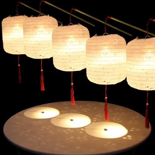 Lampion en papier ajouré avec LED et pompon pour une illumination suspendue poétique