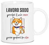 IDEE REGALO PER AMANTI DI CANI Una tazza meme ironica e affettuosa se hai bisogno di regali per amanti dei cani : che sia un bassotto , un cane maltese , un bulldog francese , un barboncino , un corgi , oppure un jack russell , un rottweiler o un pastore tedesco , questa tazza simpatica porta un sorriso a tutti ed è un regalo divertente anche per il vostro veterinario . Tazze divertenti come questa possono essere usate come portapenne da scrivania il che rende questo prodotto anche una tazza ufficio divertente ottima per regali per colleghi di lavoro