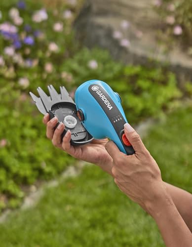 Gardena Akku-Grasschere ClassicCut Li: Rasenkantenschere mit 8 cm Schnittbreite, Komforthandgriff mit LED-Ladezustandsanzeige, Messerwechsel ohne Werkzeug (9884-20)