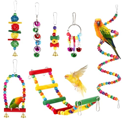 🎉【Materiali di Qualità】Giochi per gabbia pappagalli realizzati in legno 100% naturale e catene lucidate. Ganci metallici antiruggine per la massima sicurezza. Senza schegge, sicuri e durevoli. I giochi con campanelli colorati stimolano l'interesse del tuo uccello.