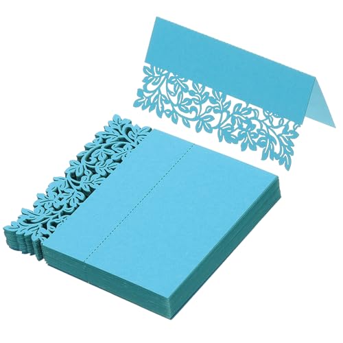 Cartes de table pliées pour éviter la confusion du placement des invités de mariage