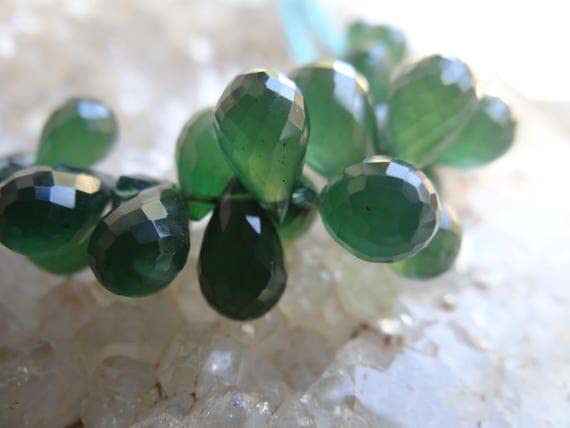 Briolettes en serpentine russe facettée de haute qualité vert jade pour joaillerie fine