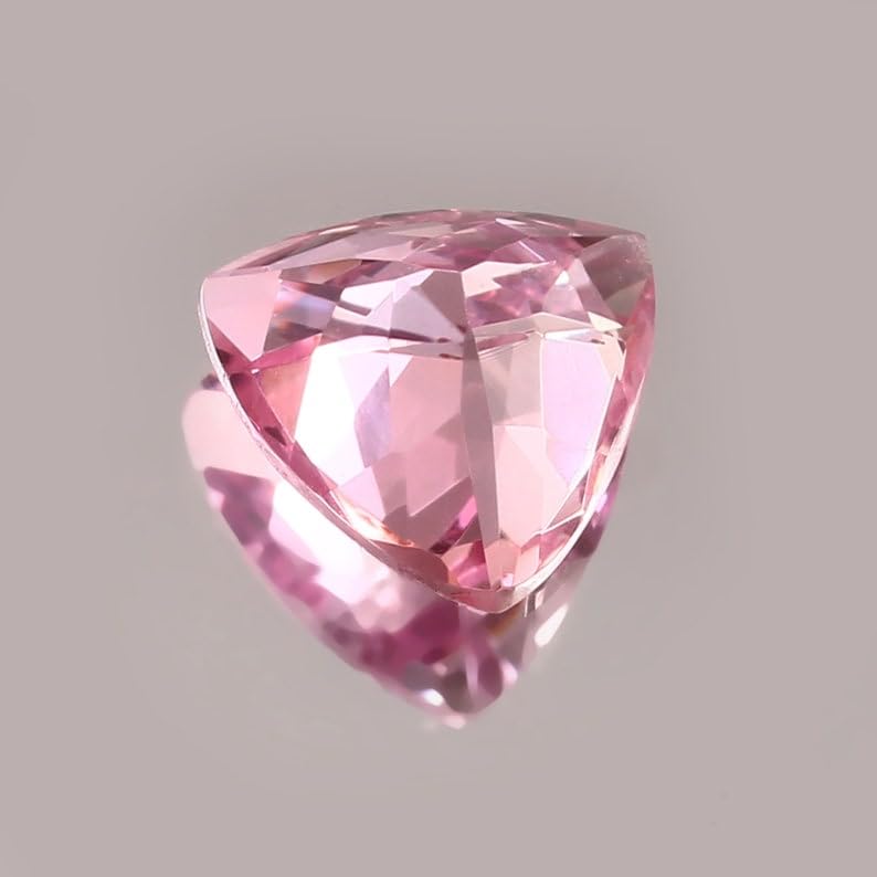 Gemme morganite naturelle taillée en trillion 8x8mm d'une brillance rare