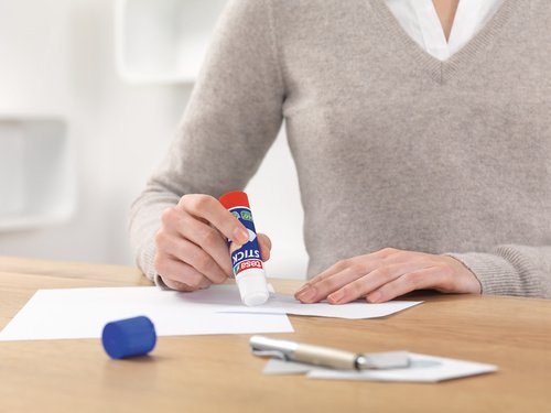 tesa Stick ecoLogo - Geruchsneutraler Klebestift für Papier und Pappe - Lösungsmittelfrei und Umweltschonend - 4 x 20 g