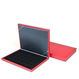 Mit einer schwarzen Münzeinlage mit 30 quadratischen Fächern.