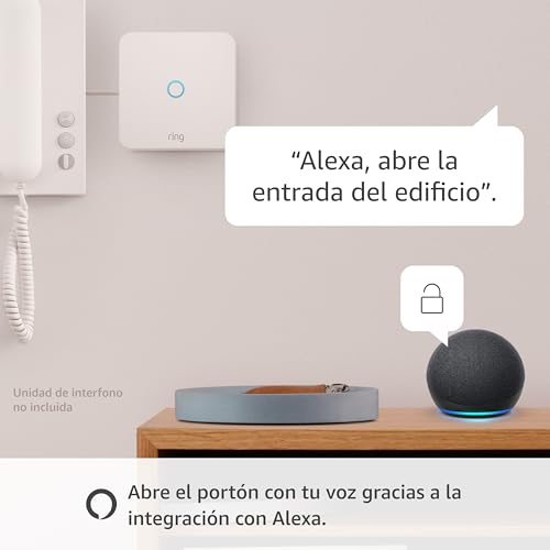 Dispositivo Ring Intercom en la pared con un altavoz Alexa desbloqueando la entrada del edificio