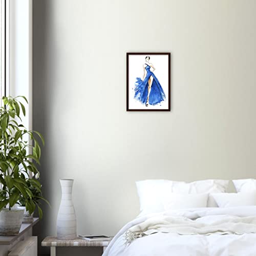 Impression murale robe bleue et cadre bois foncé pour une ambiance sereine