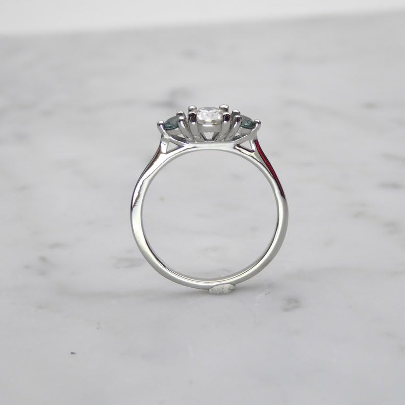 Bague en argent saphir vert le cadeau d'anniversaire mémorable idéal