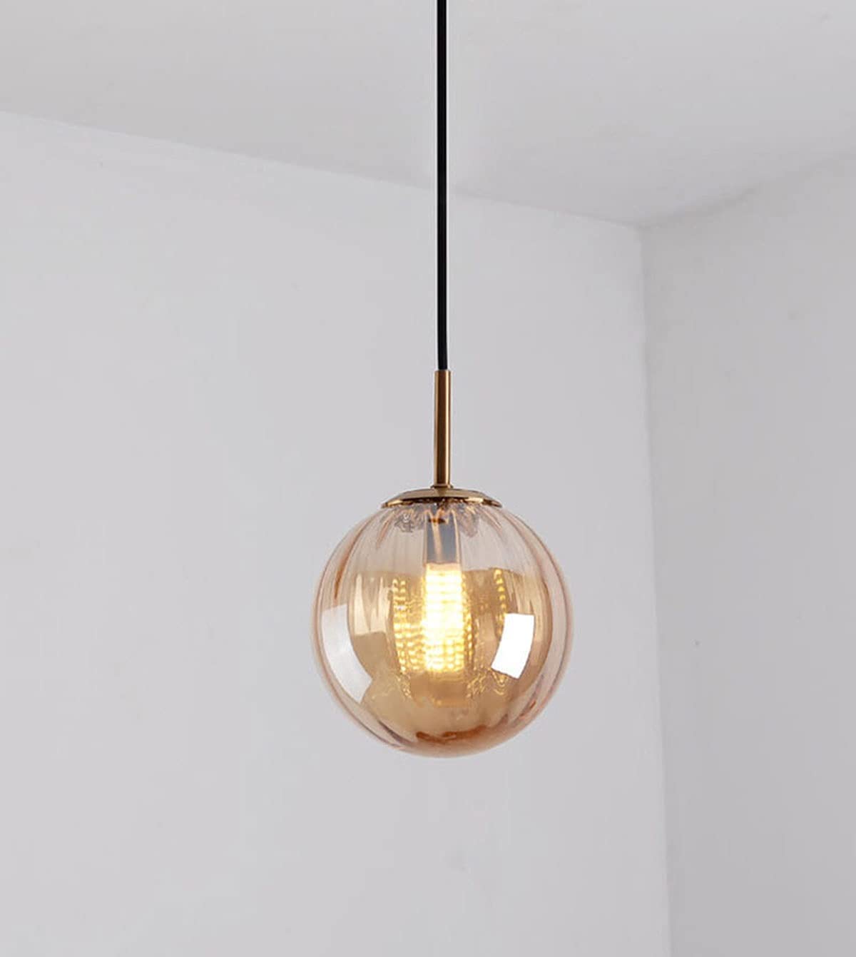 Lustre moderne rond en verre pour sublimer un plafond de salon